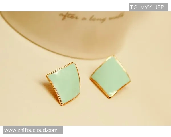 足球明星代言的耳钉时尚潮流引领年轻人的个性表达与品位选择