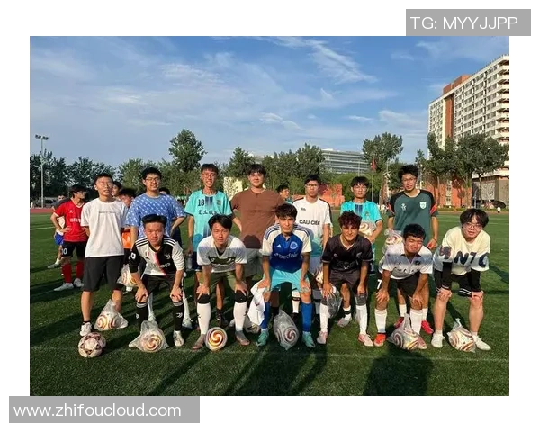 在繁华大街上我化身足球明星尽情展现梦想与激情 在繁华大街上我化身足球明星尽情展现梦想与激情